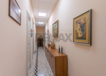 Hall / corridoio - Apartment Vittorio Emanuele III
 
32, Francofonte - photo 36