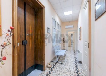 Hall / corridoio - Apartment Vittorio Emanuele III
 
32, Francofonte - photo 38