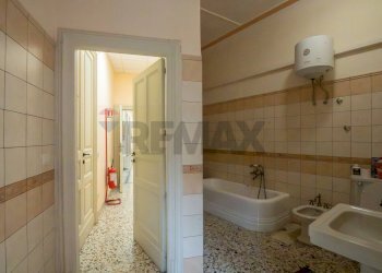 Bagno - Apartment Vittorio Emanuele III
 
32, Francofonte - photo 41