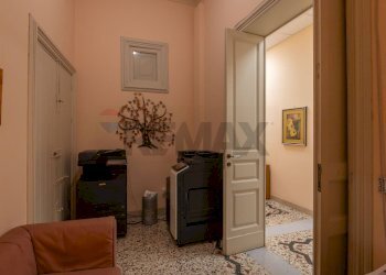 Hall / corridoio - Apartment Vittorio Emanuele III
 
32, Francofonte - photo 61