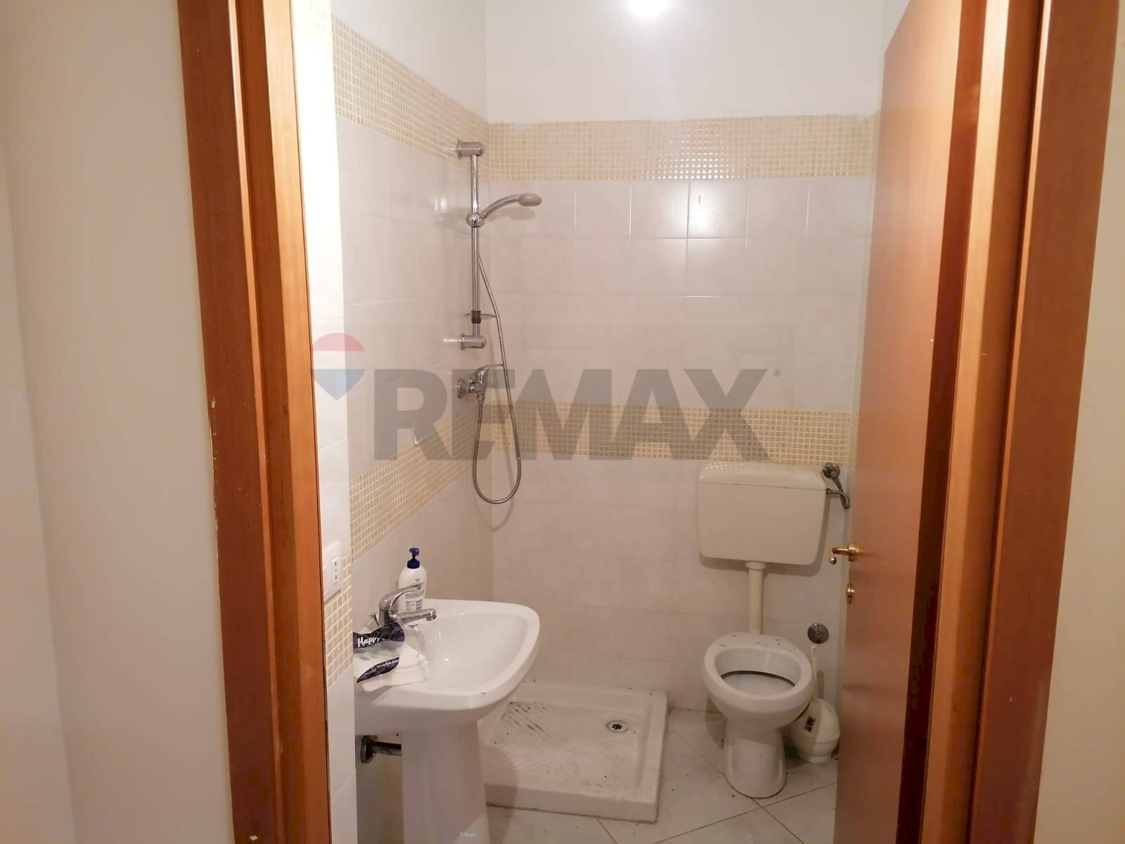 Bagno - Locale Commerciale Piazza Marconi
6, Sant'Agata Li Battiati - foto 2