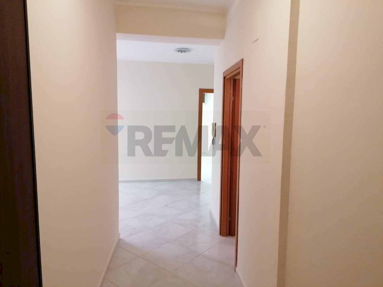 Hall / corridoio - Locale Commerciale Piazza Marconi
6, Sant'Agata Li Battiati - foto 3