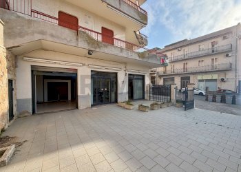Edificio all\'aperto - Locale Commerciale Via Antonello Gagini
 
46, Ragusa - foto 1