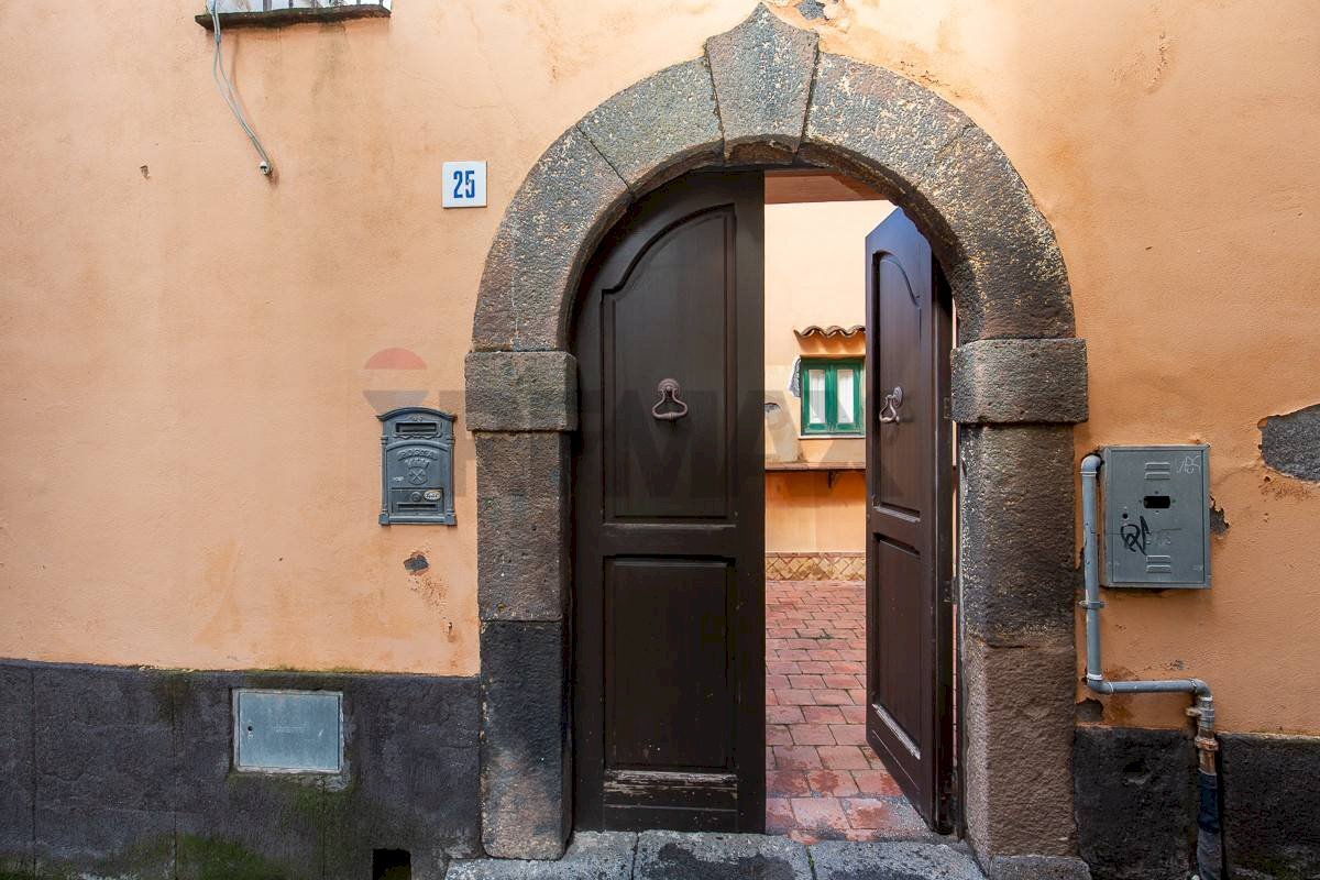 Edificio all\'aperto - Independent house VICO SANTO STEFANO
 
25, Acireale - photo 1