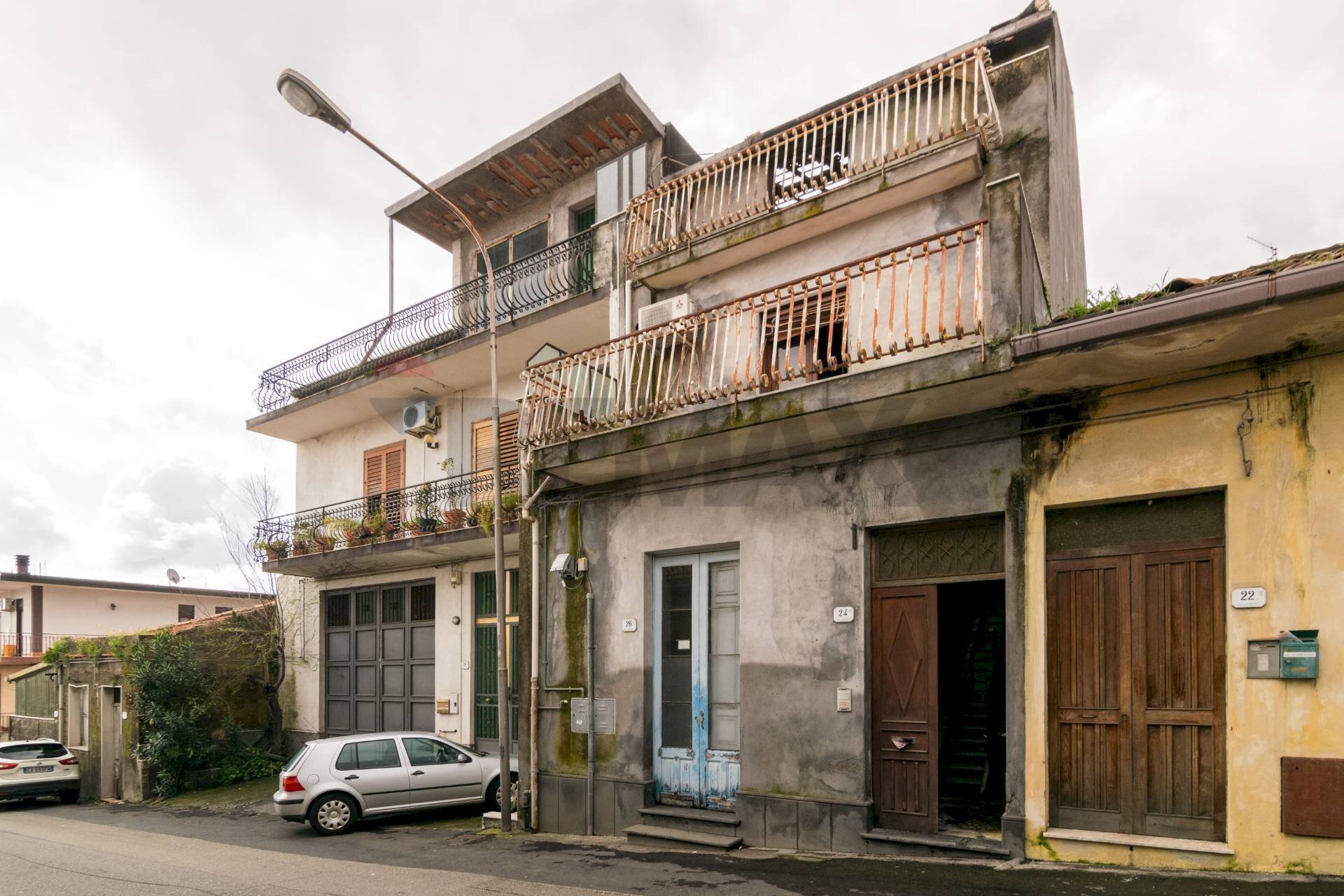 Edificio all\'aperto - Casa indipendente Via Nuova Guglielmo Marconi
 
26, Zafferana Etnea - foto 1
