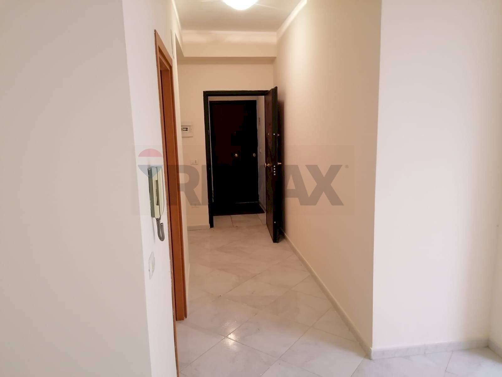 Hall / corridoio - Commercial Premises Piazza Marconi
 
6, Sant'Agata Li Battiati - photo 3