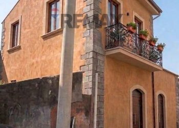 Edificio all\'aperto - Casa indipendente Via Stazione
 
156, Acireale - foto 1