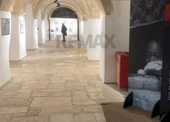 Hall / corridoio - Commercial Premises Strada Vallisa
67, Bari - photo 2