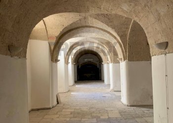 Hall / corridoio - Commercial Premises Strada Vallisa
67, Bari - photo 19