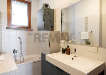 Bagno - Trilocale Via Enaudi
 
1, Besana in Brianza - foto 20