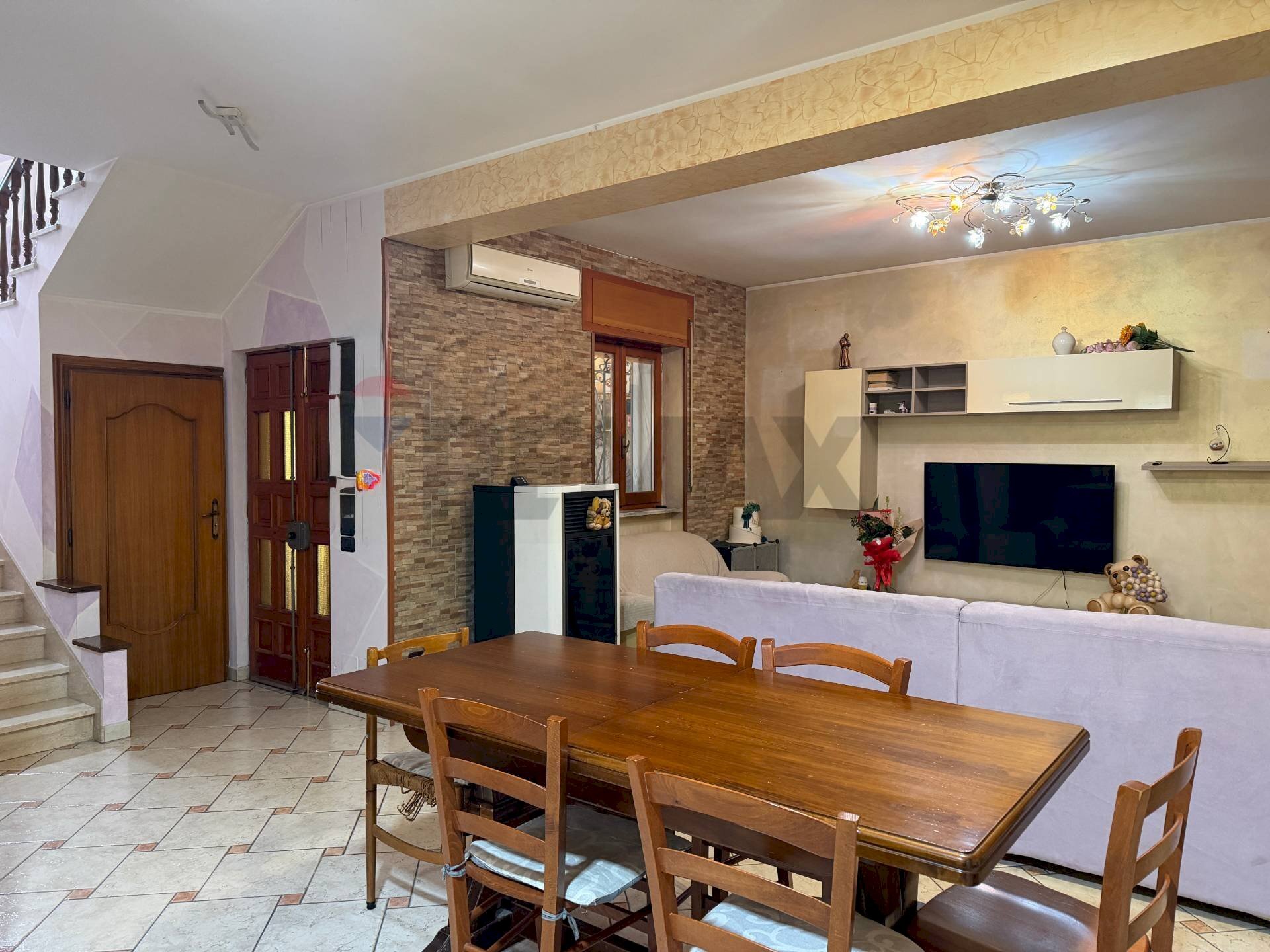 Sala da pranzo - Casa semi indipendente VICO 1' Gugliemo Marconi
 
6, Baranello - foto 1