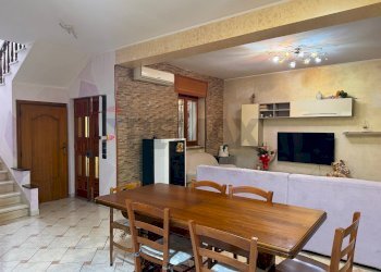 Sala da pranzo - Casa semi indipendente VICO 1' Gugliemo Marconi
 
6, Baranello - foto 1