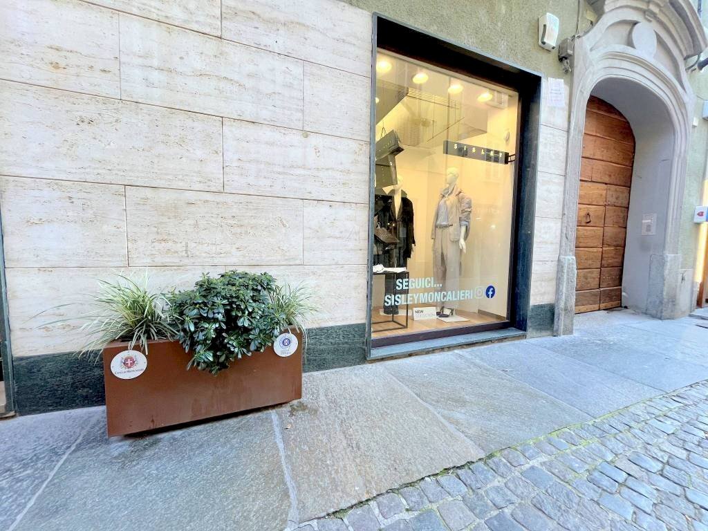 Interno palazzo - Negozio via San Martino, 11, Moncalieri - foto 1