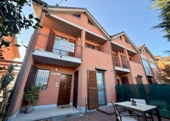 Facciata - Villa a Schiera via Don Giulio Ardizzone, 38, Carmagnola - foto 1