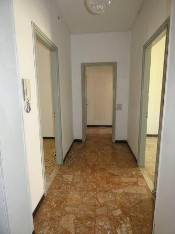 Corridoio - Three-room apartment via Damiano Chiesa, Alba - photo 2