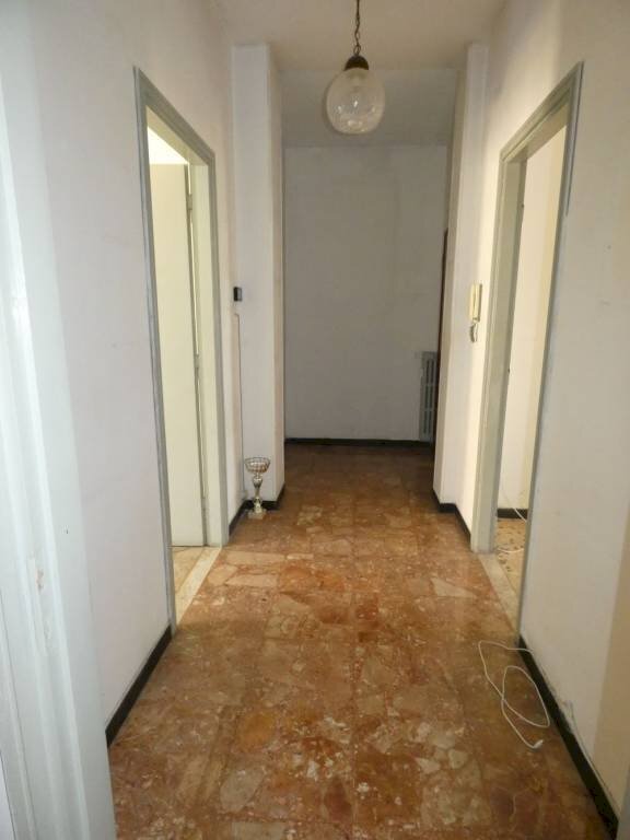 Corridoio - Three-room apartment via Damiano Chiesa, Alba - photo 3