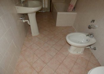 Bagno - Three-room apartment via Damiano Chiesa, Alba - photo 15