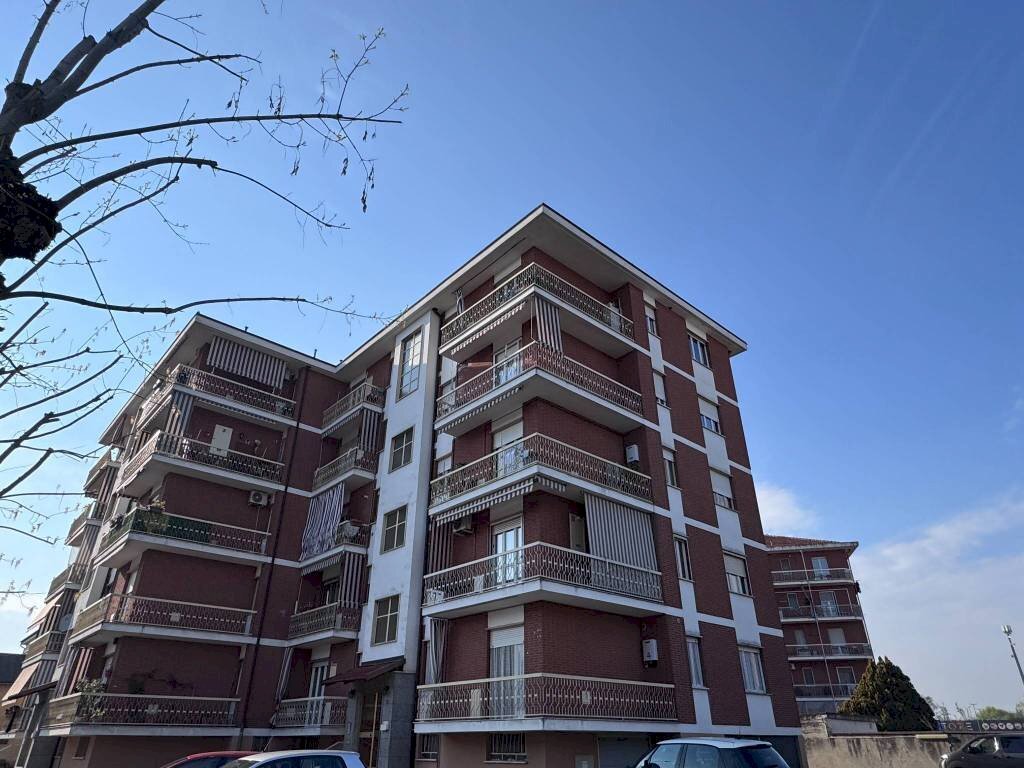 Facciata - Quadrilocale viale Giuseppe Garibaldi, 1/a, Carmagnola - foto 1