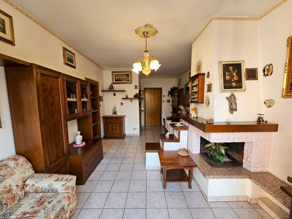Salone - Two-room apartment via Pio Pastori, 28, Varese (neighborhood San Fermo) - photo 1