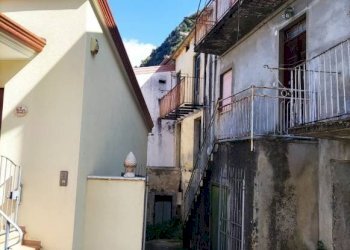 Facciata - Casa indipendente vico I San Venere, 30 - 32, Lauria - foto 4