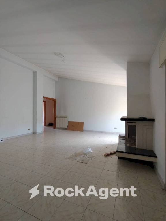 Stanza non arredata - Trilocale via Flaminia, 124, Rignano Flaminio - foto 3