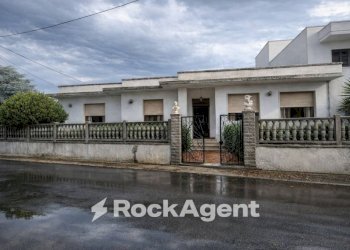 Facciata - Villa via Marcinelle ang. L. Da Vinci, Salice Salentino - foto 1