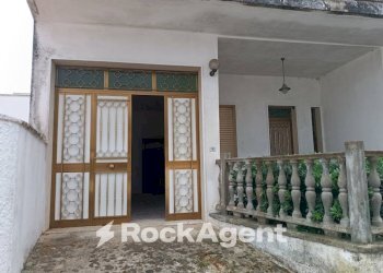 Facciata - Villa via Marcinelle ang. L. Da Vinci, Salice Salentino - foto 5