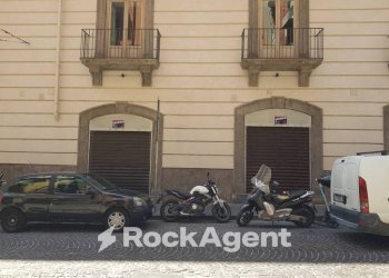 Facciata - Negozio via Sant'Anna dei Lombardi, Napoli - foto 4
