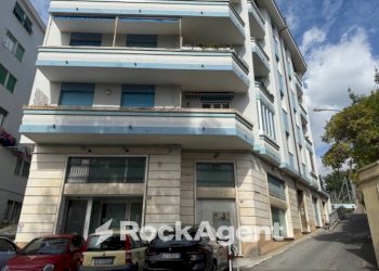 Facciata - Shop via Marcantonio Carattino, 26, Varazze - photo 2