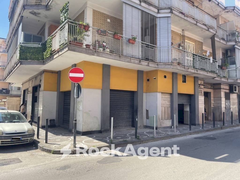 Facciata - Negozio via Cavalieri di Vittorio Veneto, 36, Arzano - foto 2