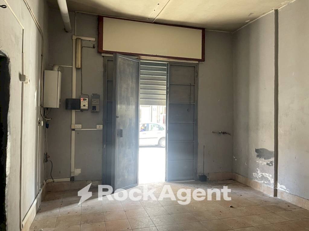 Magazzino - Negozio via Cavalieri di Vittorio Veneto, 36, Arzano - foto 3