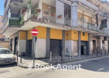 Facciata - Negozio via Cavalieri di Vittorio Veneto, 36, Arzano - foto 2