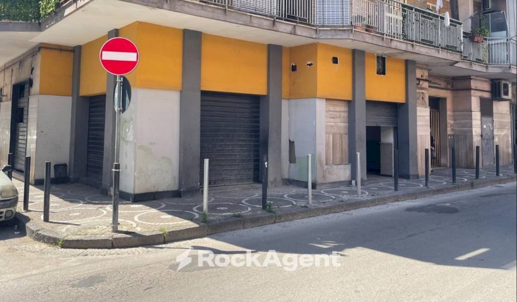 Facciata - Negozio via Angelo Volpicelli, 30/32, Arzano - foto 2