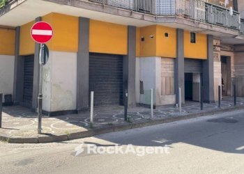 Facciata - Negozio via Angelo Volpicelli, 30/32, Arzano - foto 2