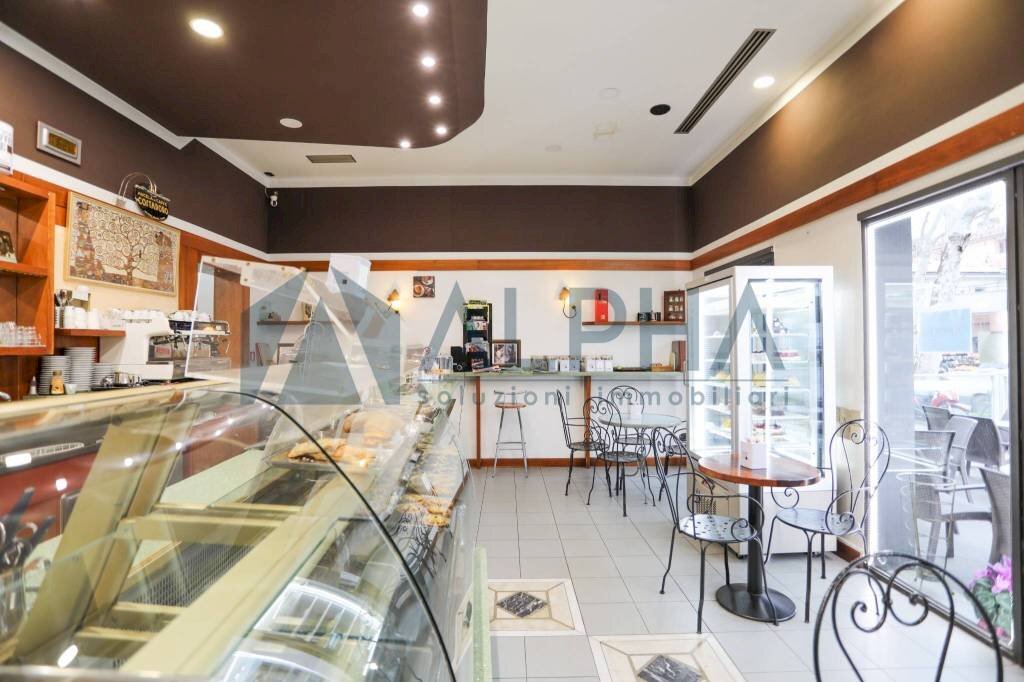 Interno non residenziale - Pasticceria viale Ugo Bassi, Rimini - foto 2