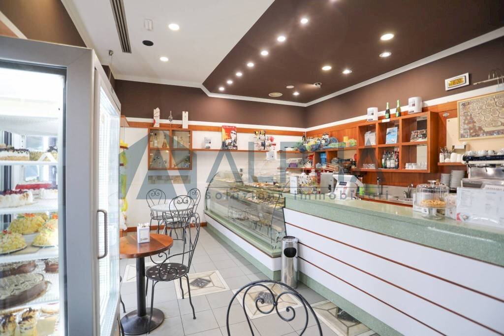 Interno non residenziale - Pasticceria viale Ugo Bassi, Rimini - foto 3