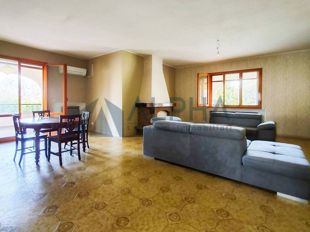 Salone - Appartamento via Pietro Mascagni, Castelnuovo Rangone - foto 2