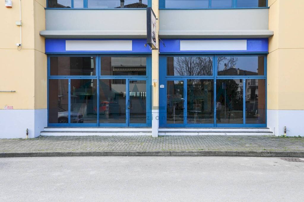 Facciata - Negozio via Carlo Seganti, Forlì - foto 2