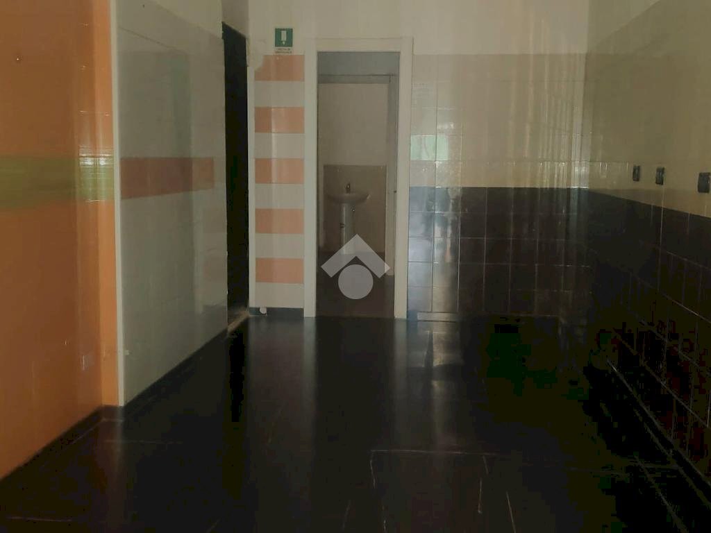 Shop via giovanetti, Genova (neighborhood Sampierdarena) - photo 2