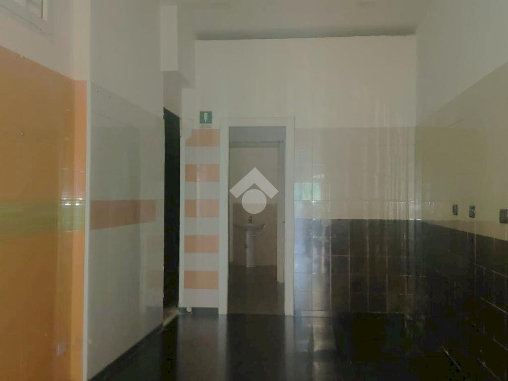 Shop via giovanetti, Genova (neighborhood Sampierdarena) - photo 3