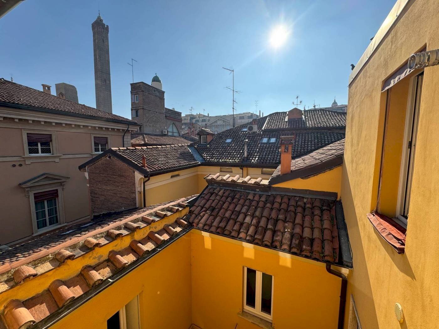 Vista - Trilocale Via Altabella, Bologna (zona Centro Storico) - foto 2