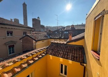 Vista - Trilocale Via Altabella, Bologna (zona Centro Storico) - foto 2