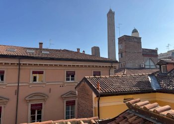 Vista - Trilocale Via Altabella, Bologna (zona Centro Storico) - foto 4