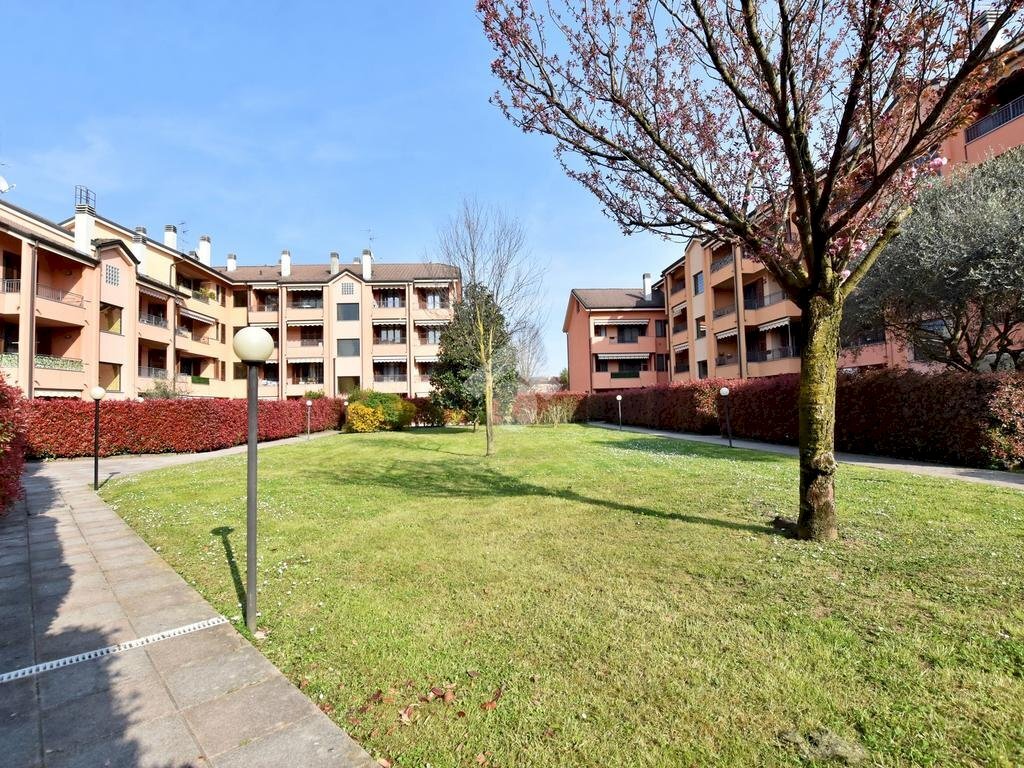 Three-room apartment Via Aldo Moro, Vignate - photo 1