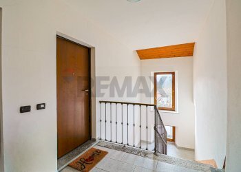 Hall / corridoio - Three-room apartment Piazza Bernardino Luini
 
8, Dumenza - photo 27