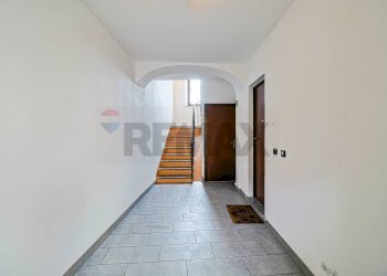 Hall / corridoio - Three-room apartment Piazza Bernardino Luini
 
8, Dumenza - photo 28
