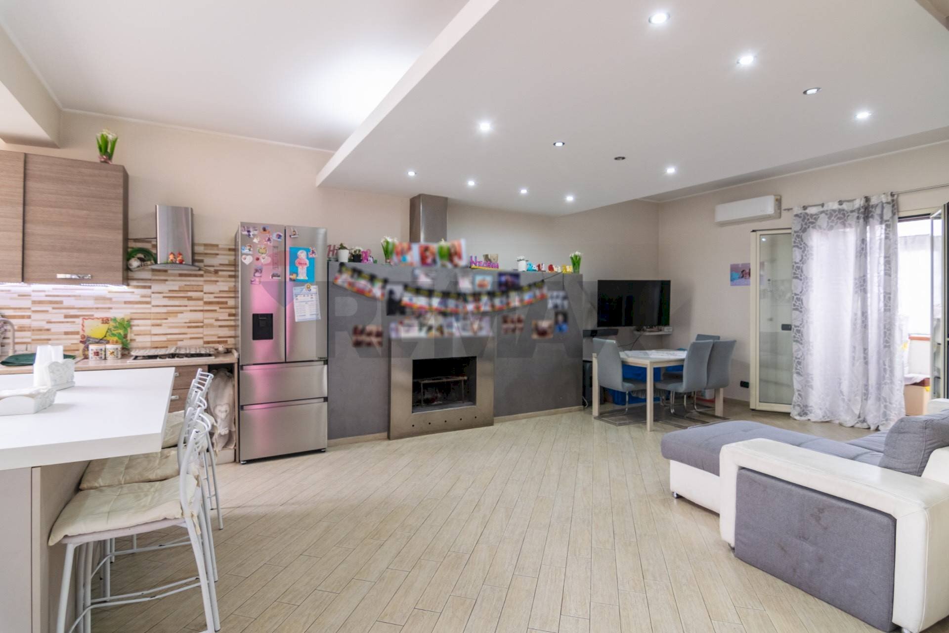 Sala da pranzo - Quadrilocale Via Camillo Barbagallo
 
48, Aci Sant'Antonio - foto 1