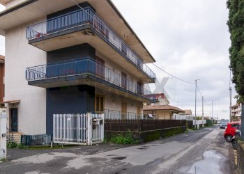 Edificio all\'aperto - Four-room apartment Via Camillo Barbagallo
 
48, Aci Sant'Antonio - photo 5