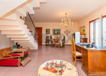 Sala da pranzo - Villa Bifamiliare Via Carlo Cattaneo
 
119, Francofonte - foto 1