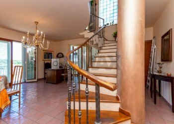 Scale - Villa Bifamiliare Via Carlo Cattaneo
 
119, Francofonte - foto 2